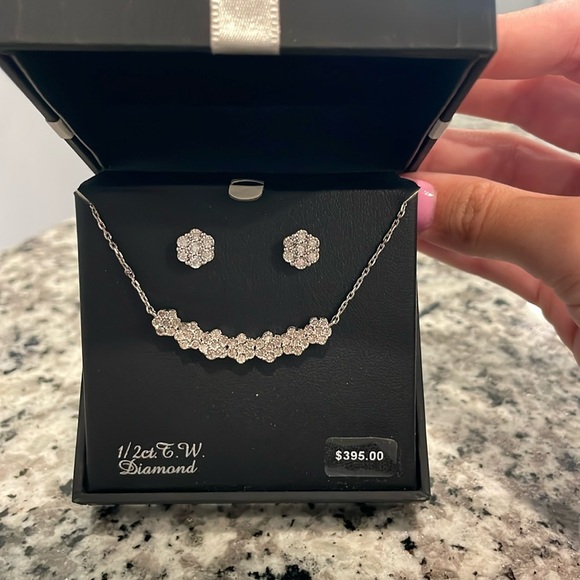 Jewelry - NWT 0.5 cttw Diamond Flower Cluster Stud Earrings & Necklace